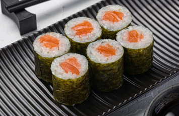 Мини ролл с лососем